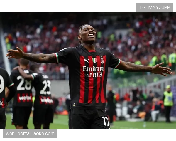 莱奥领取三月意甲最佳球员奖杯