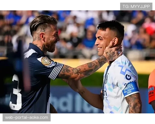 特写：米兰德比中，国际米兰老将劳塔罗打入点球后指向天空告慰离世恩师